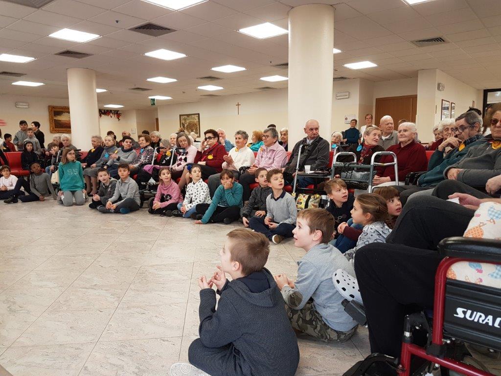 Nonni e alunni si confrontano sulla scuola