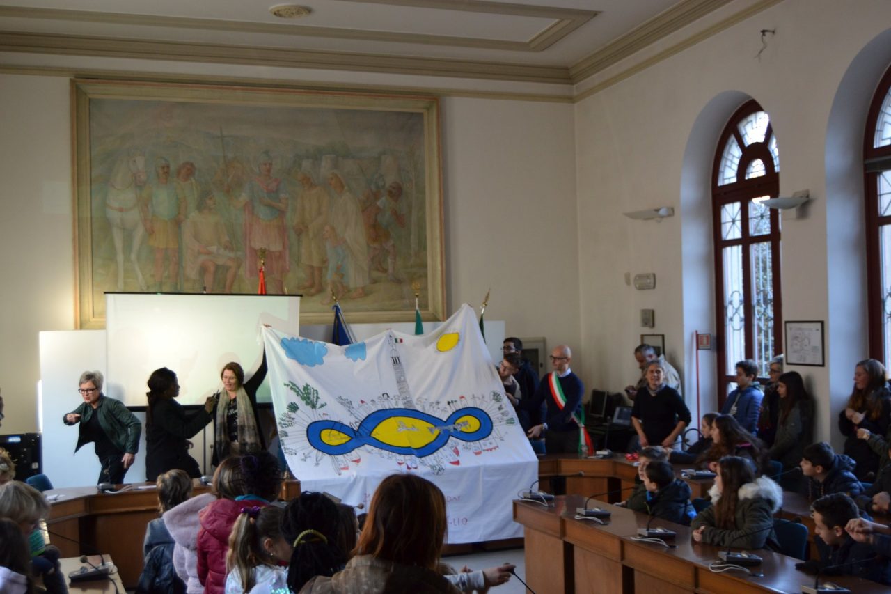 Terzo Paradiso Arte e solidarietà con tanti bambini