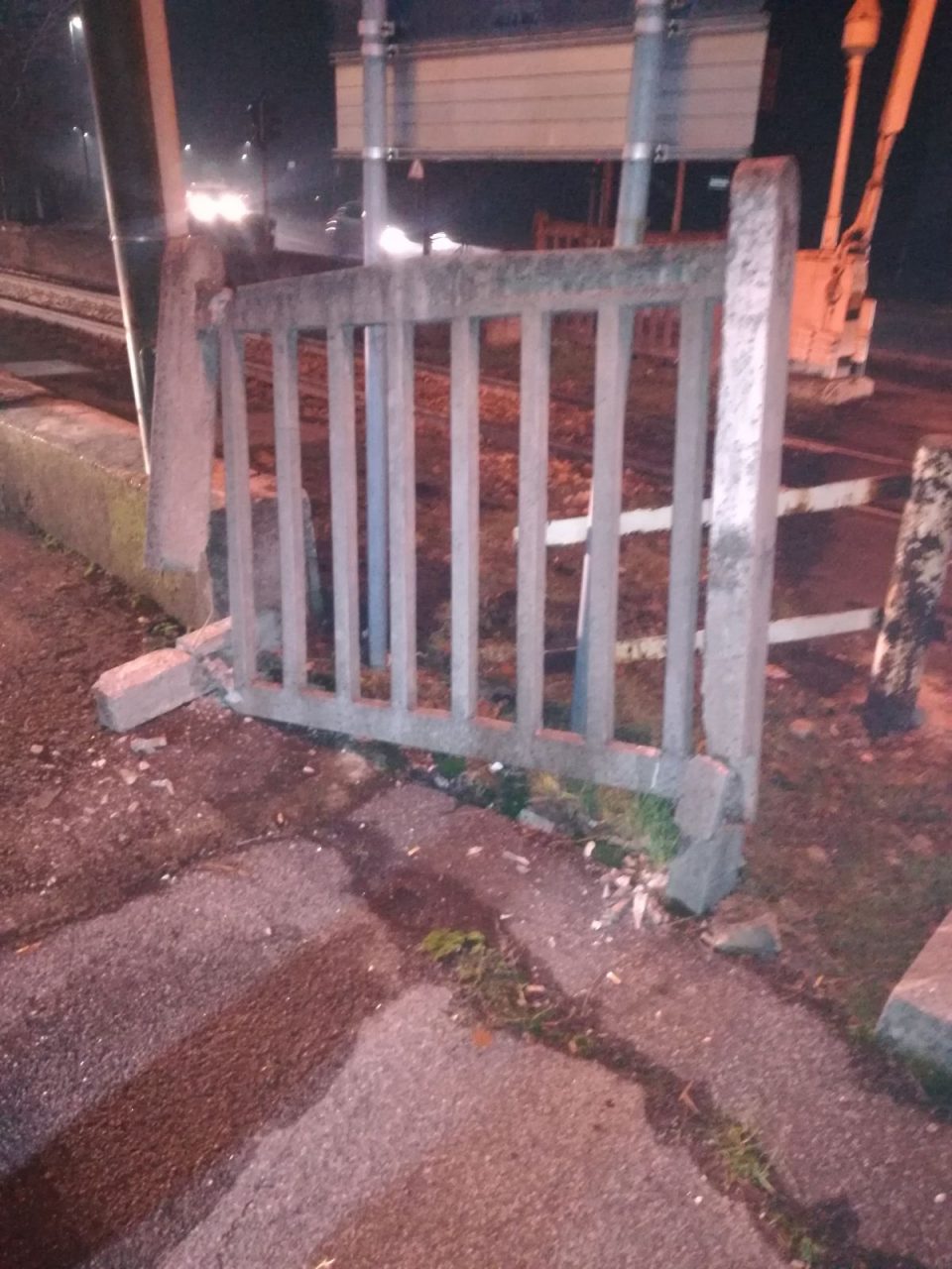 Auto sui binari ferma la viabilità