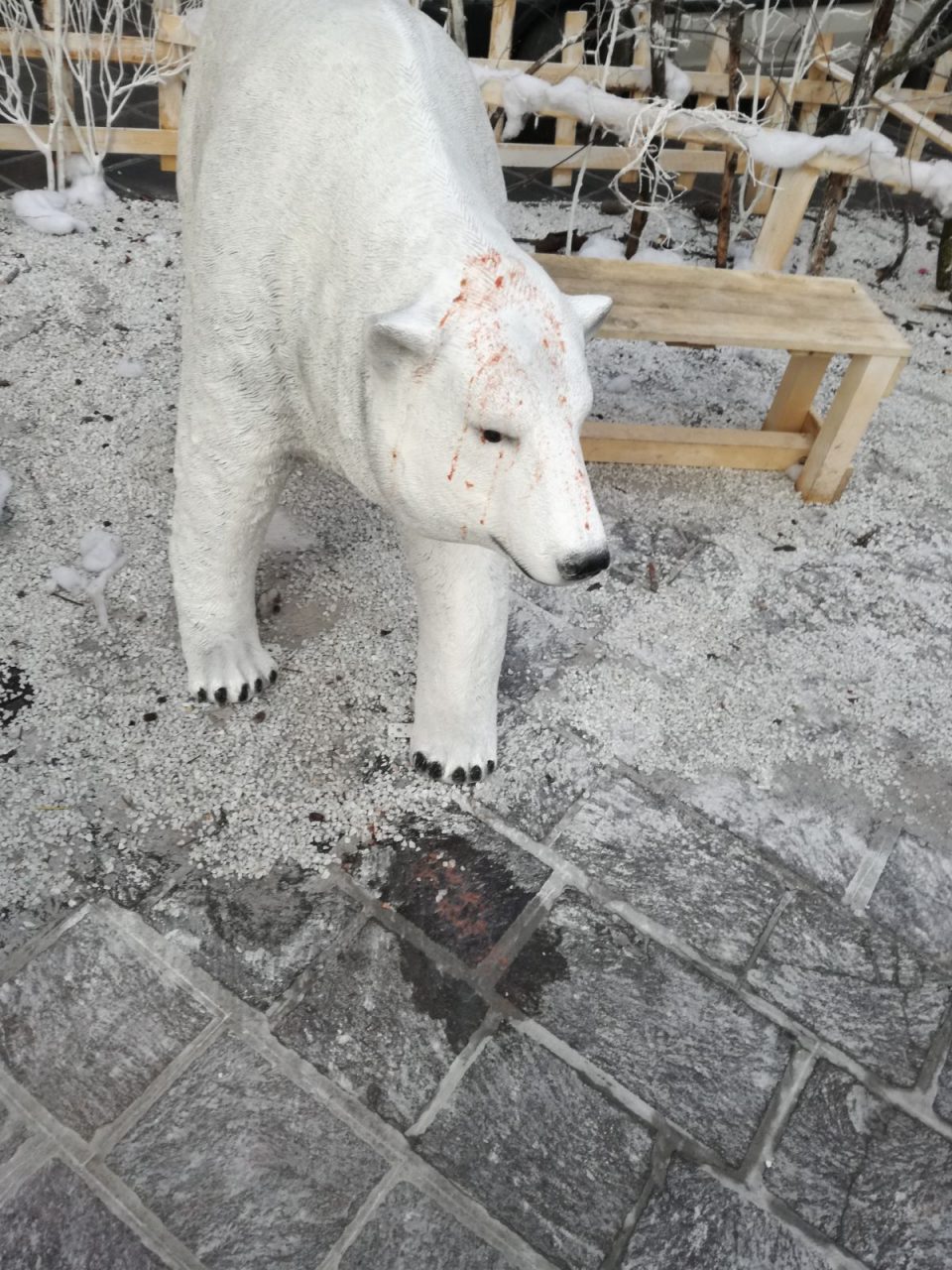 Imbrattato dai vandali il “selfie point” di Desenzano