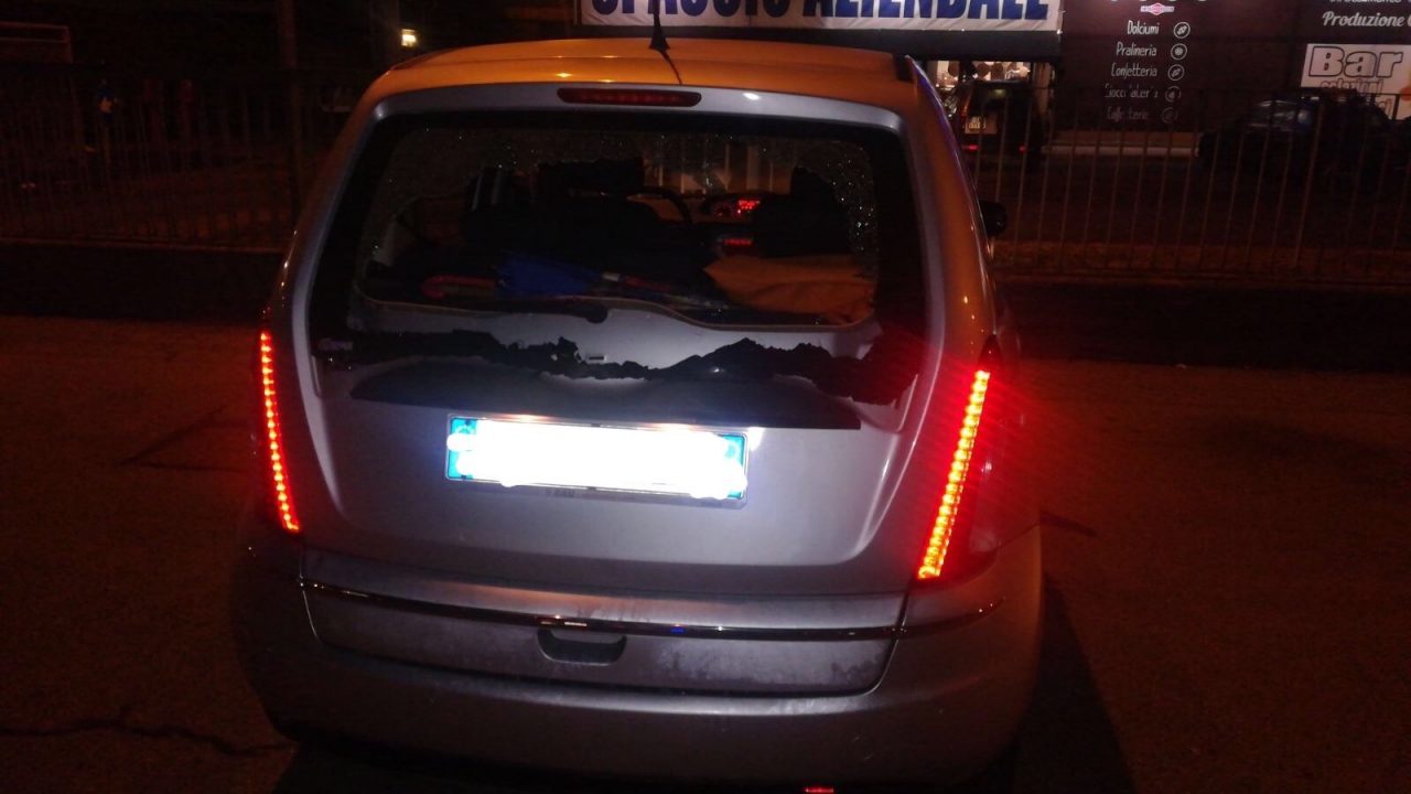 Tra i regali, anche il vetro dell’auto familiare rotto dai ladri