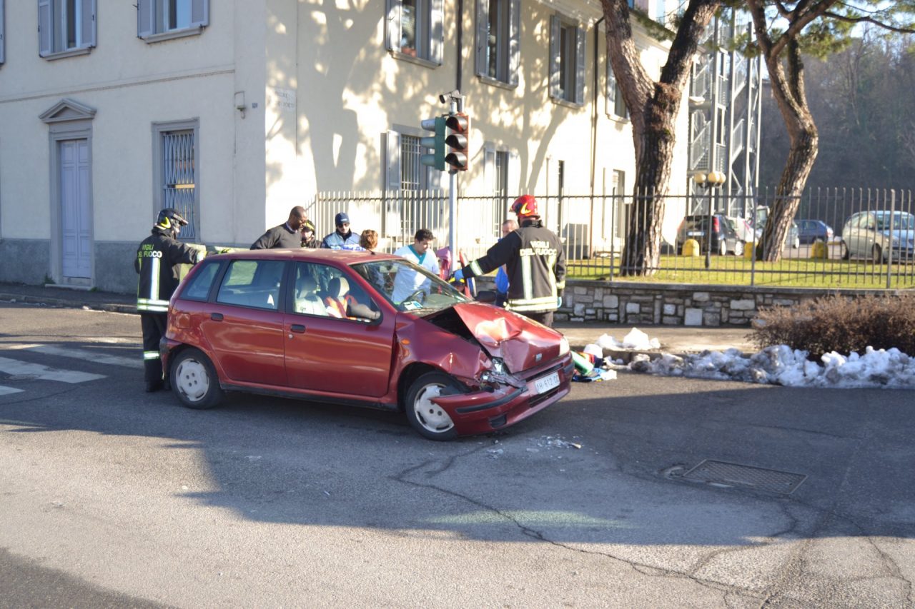 Spaventoso incidente tra auto e pullman Aggiornamenti