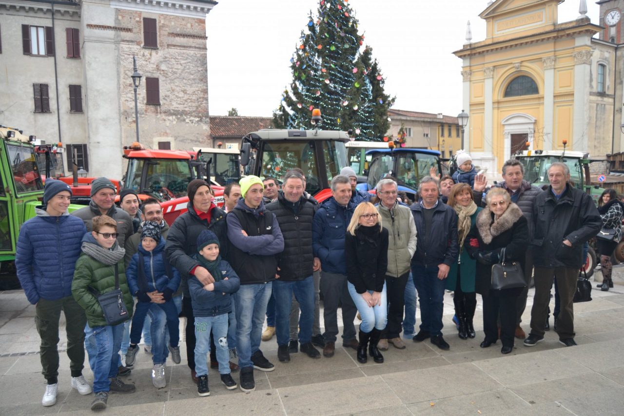 Festa Ringraziamento Tanti trattori per le vie del paese