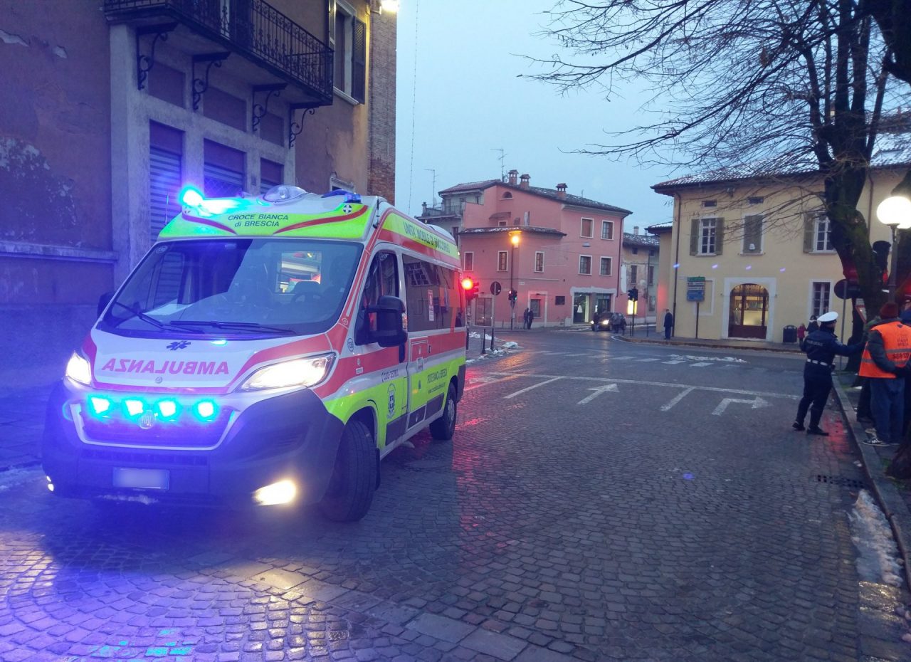 Cade dal furgone Bambino in ospedale