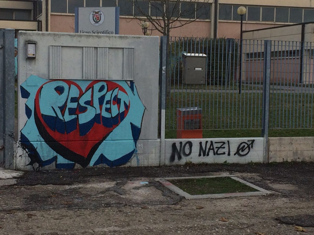 “No Nazi” si aggiunge una scritta sul muro della scuola