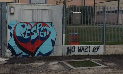 "No Nazi" si aggiunge una scritta sul muro della scuola