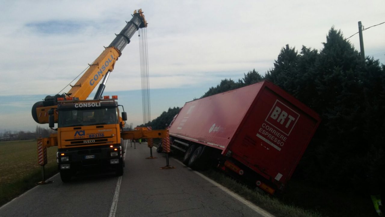 Camion ribaltato nel fosso Viabilità in tilt