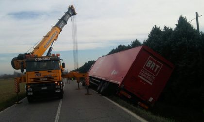 Camion ribaltato nel fosso Viabilità in tilt