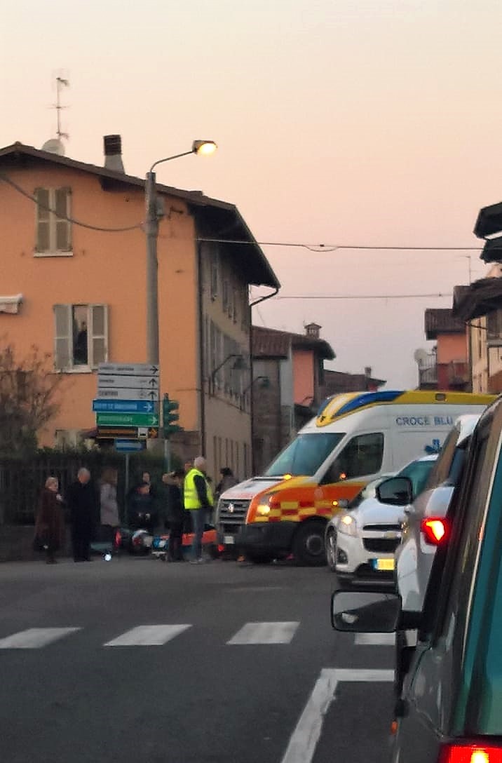 Frontale auto-moto paura all’incrocio