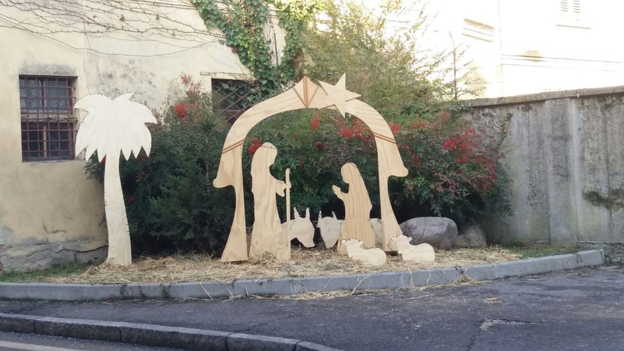 Presepe in legno abbellisce il paese