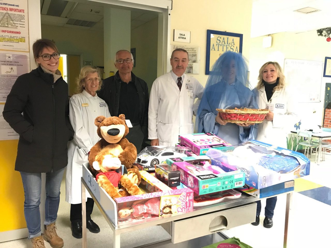 Bimbi sorridenti per il passaggio di Santa Lucia all’ospedale