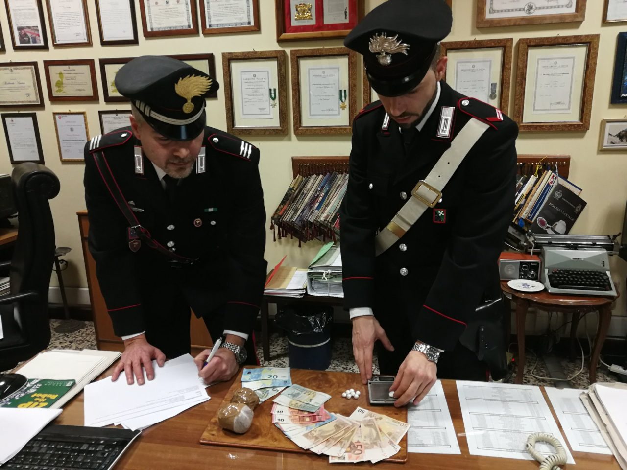 Tenta la fuga arrestato pusher 35enne