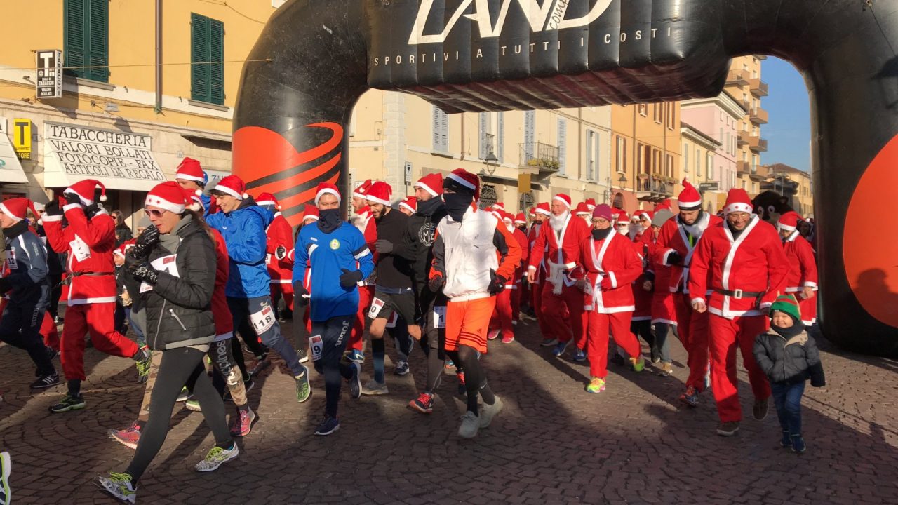Chiari tinta di rosso per la corsa di Babbo Natale