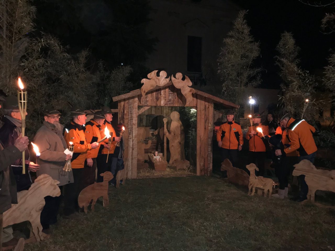 Gesù bambino è arrivato alla capanna con gli Alpini
