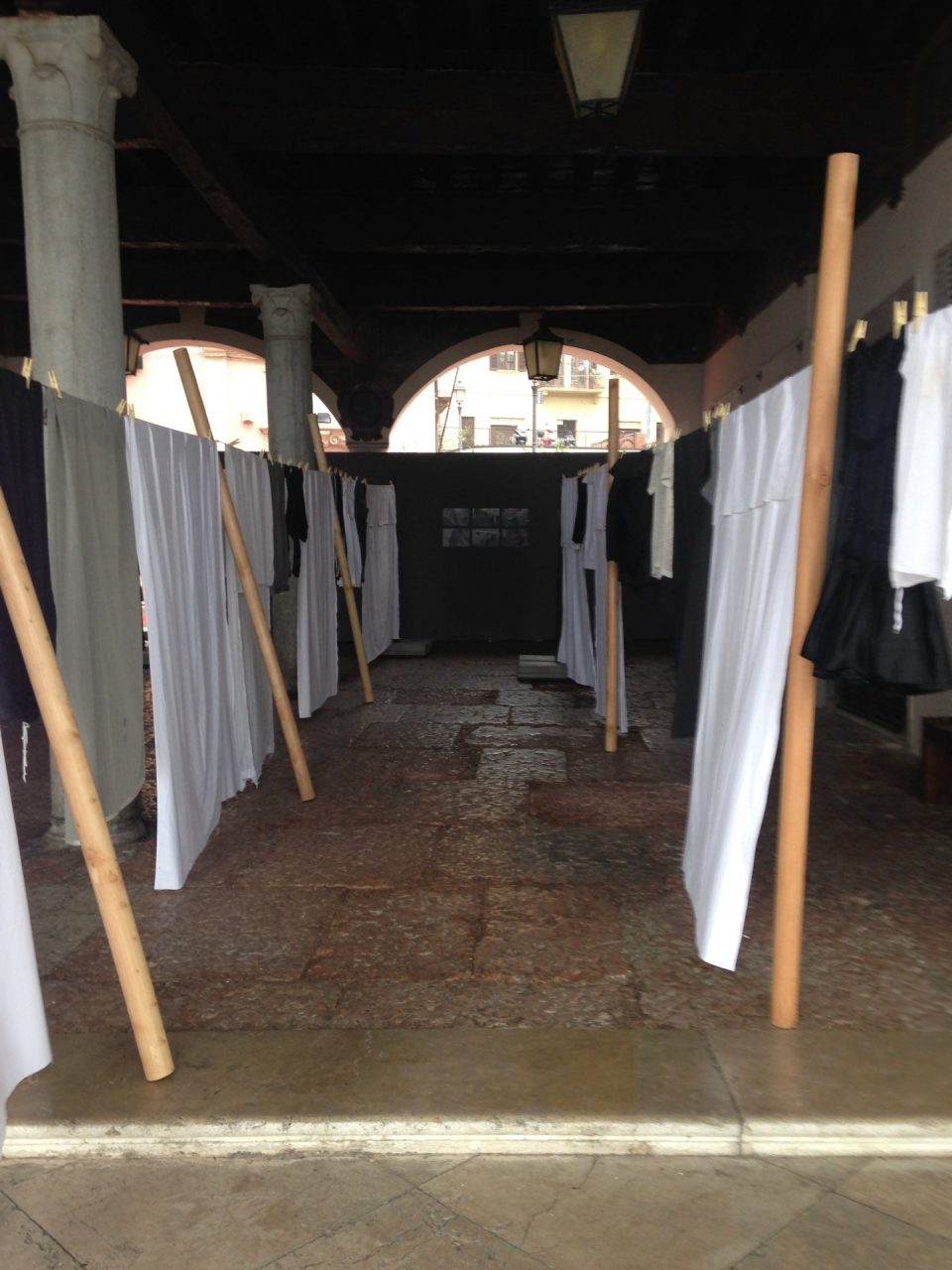 Inaugurata la mostra Panni Stesi a Salò