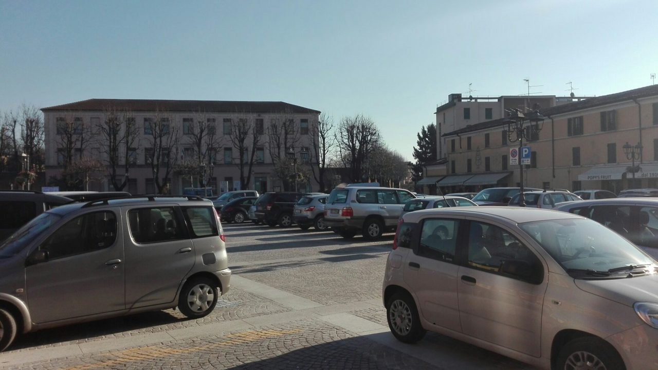 Parcheggio riaperto in Piazza Treccani