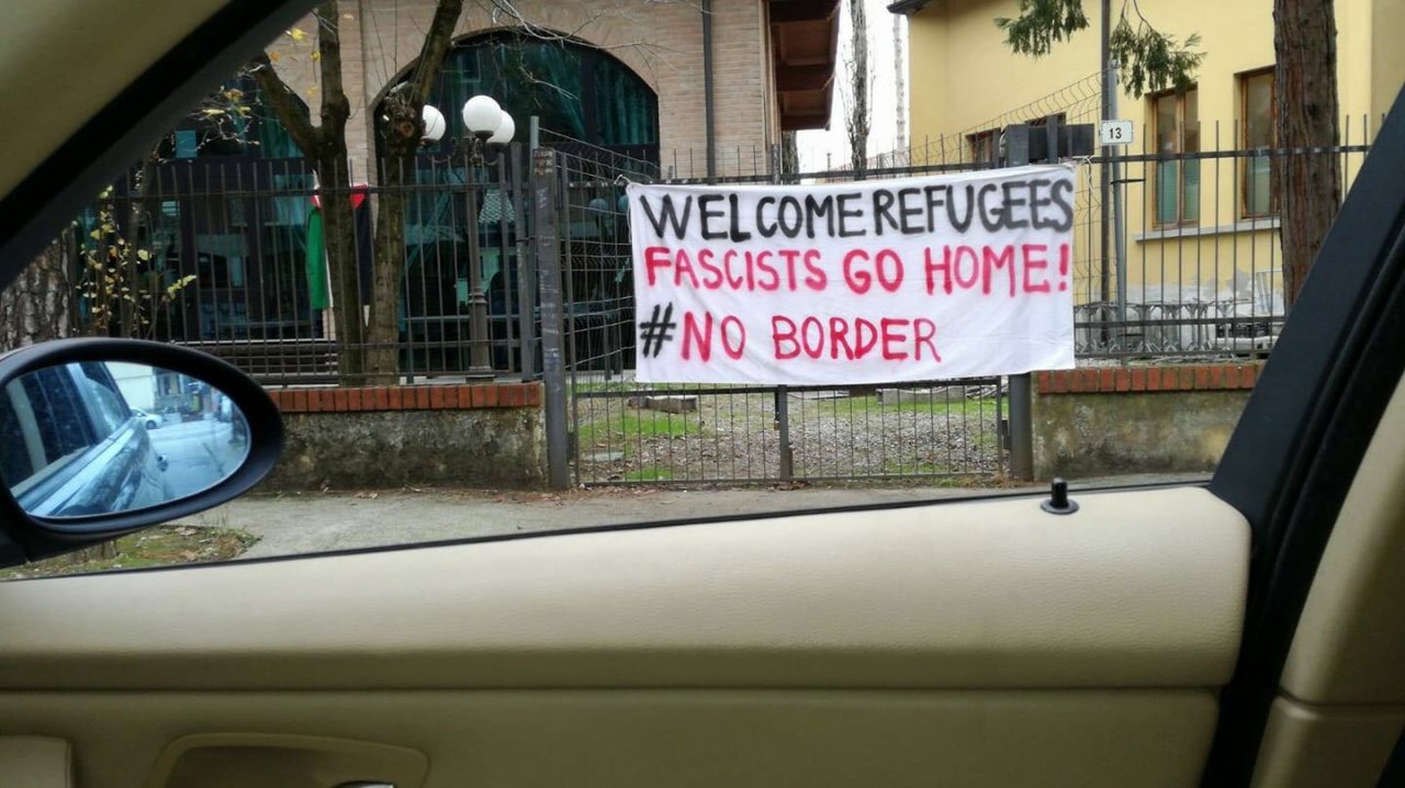 Striscione al parco Benvenuti rifugiati