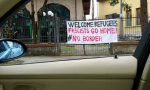 Striscione al parco Benvenuti rifugiati