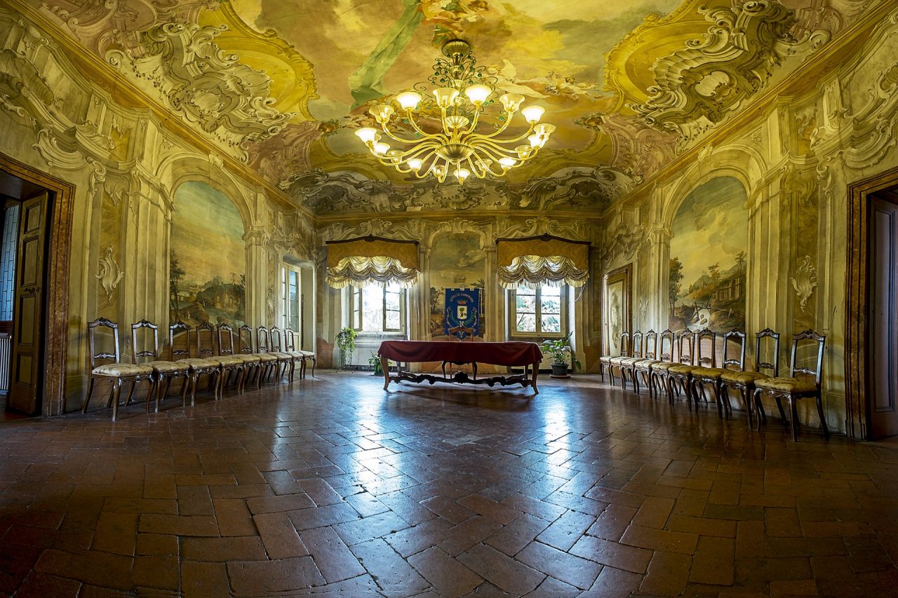 Il maiale si mette in mostra a palazzo