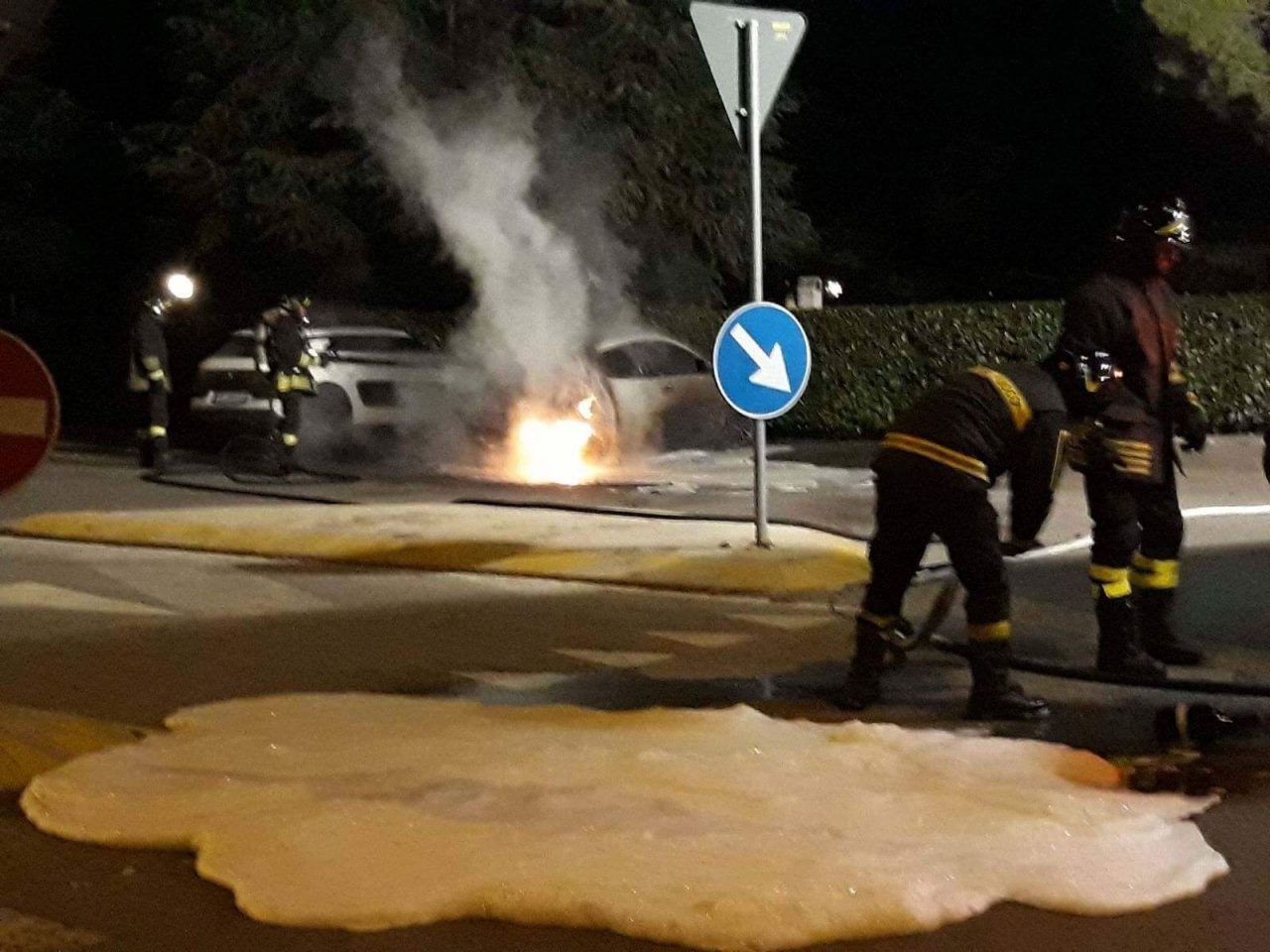 Cassonetti e auto in fiamme I vandali sono ancora ricercati