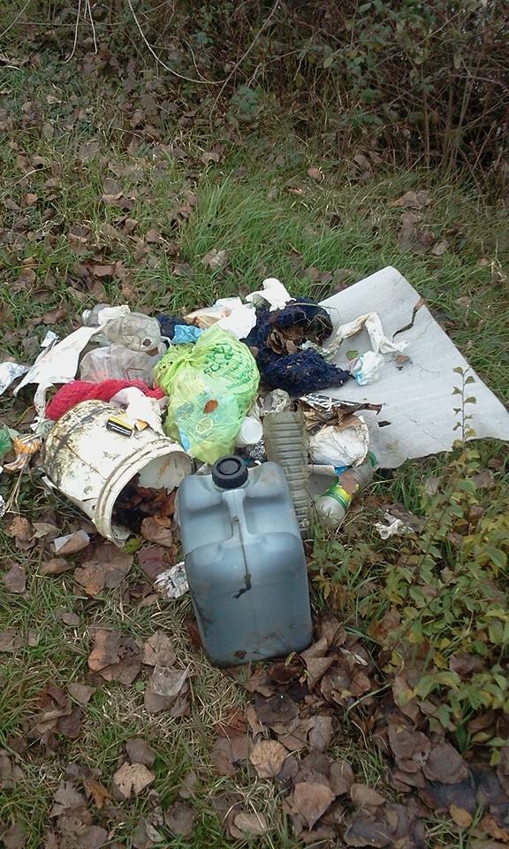 Rifiuti nelle campagne Sacchi nei fossi