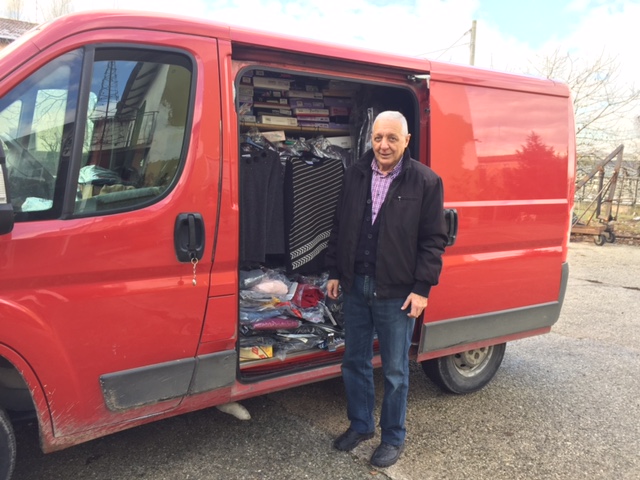 Rino Bertoli e il suo furgone da 45 anni sono un’istituzione