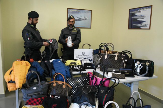 Regali di Natale taroccati (ma social): 14 denunciati