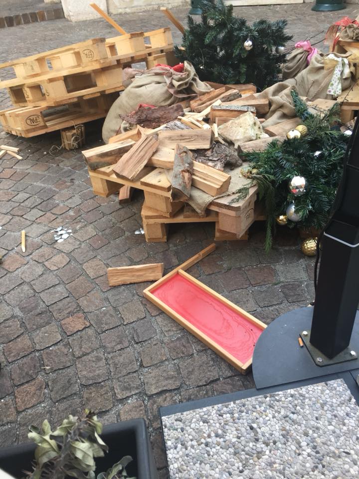 Vandali in azione nella notte Distrutto l’allestimento natalizio