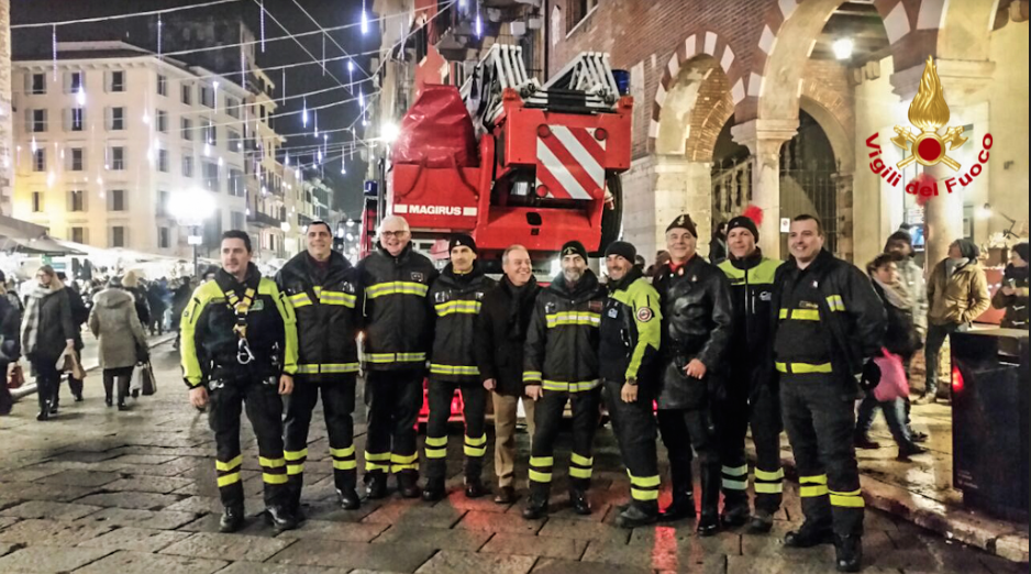 Corona di fiori per la Madonnina