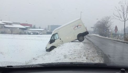 Disagi neve Furgone nel campo in via Milano