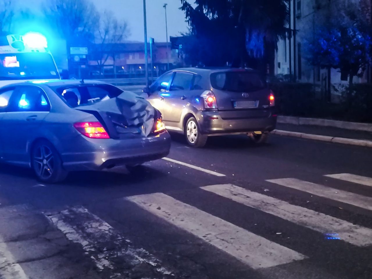Carambola in centro tra auto e trattore