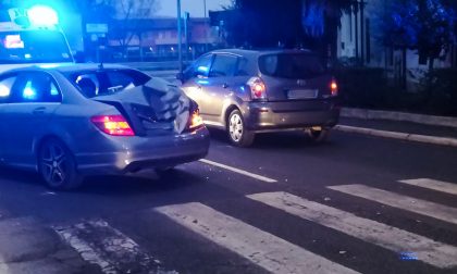 Carambola in centro tra auto e trattore