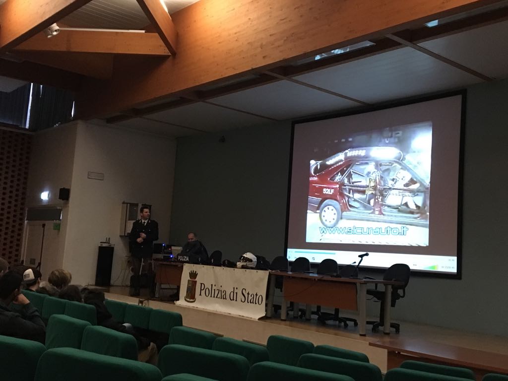 Polizia in cattedra all’Antonietti per la sicurezza stradale