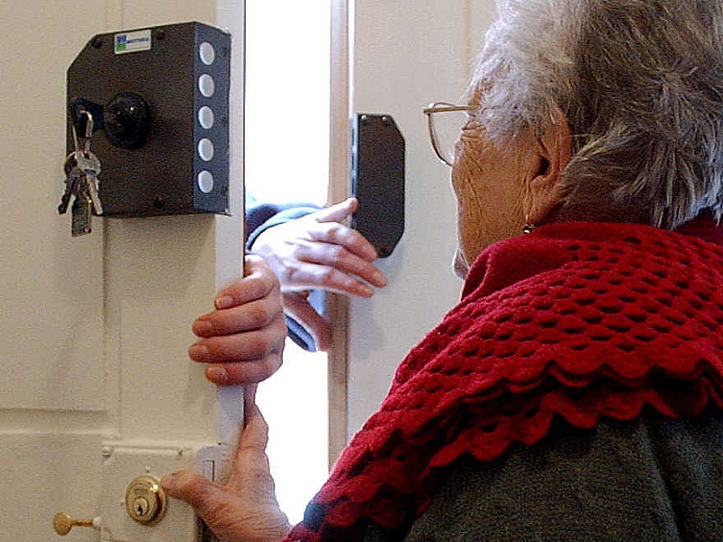 “Dobbiamo controllare il contatore”: anziana derubata da finti tecnici