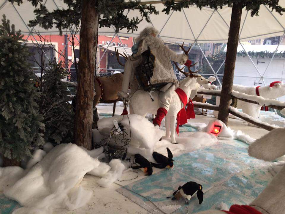 Nuovi atti vandalici contro le installazioni di Natale