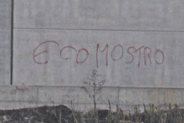 Edificio vandalizzato Eco mostro da demolire