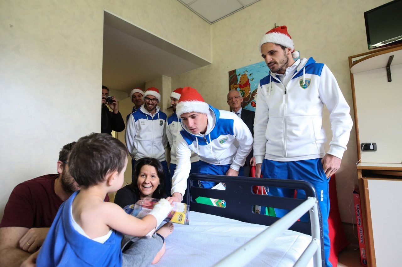 Feralpisalò in visita ai bimbi della Poliambulanza