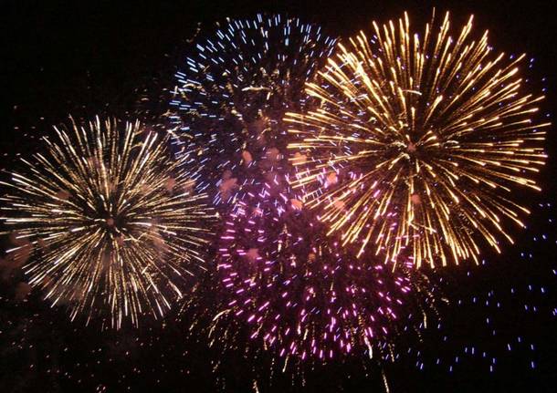 Iseo: La tradizione dei fuochi d'artificio di Ferragosto slitta a domani -  Prima Brescia