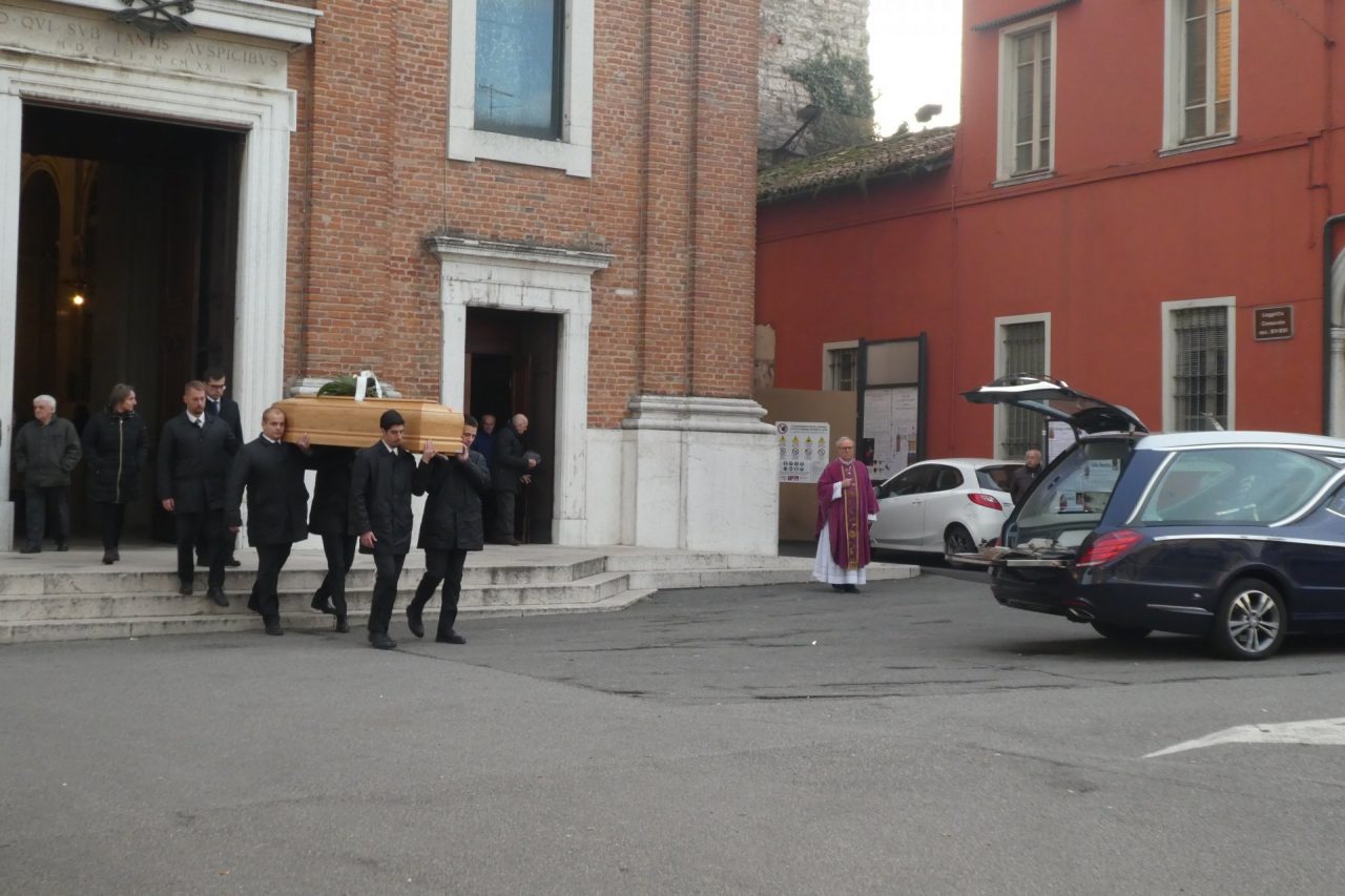 Commozione per l’ultimo saluto a Giuseppe