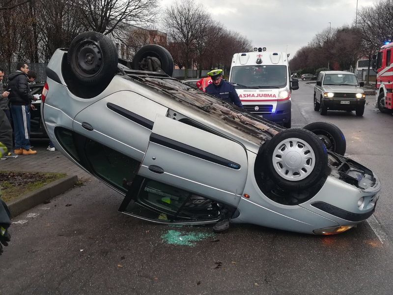 Veicolo ribaltato codice rosso in strada