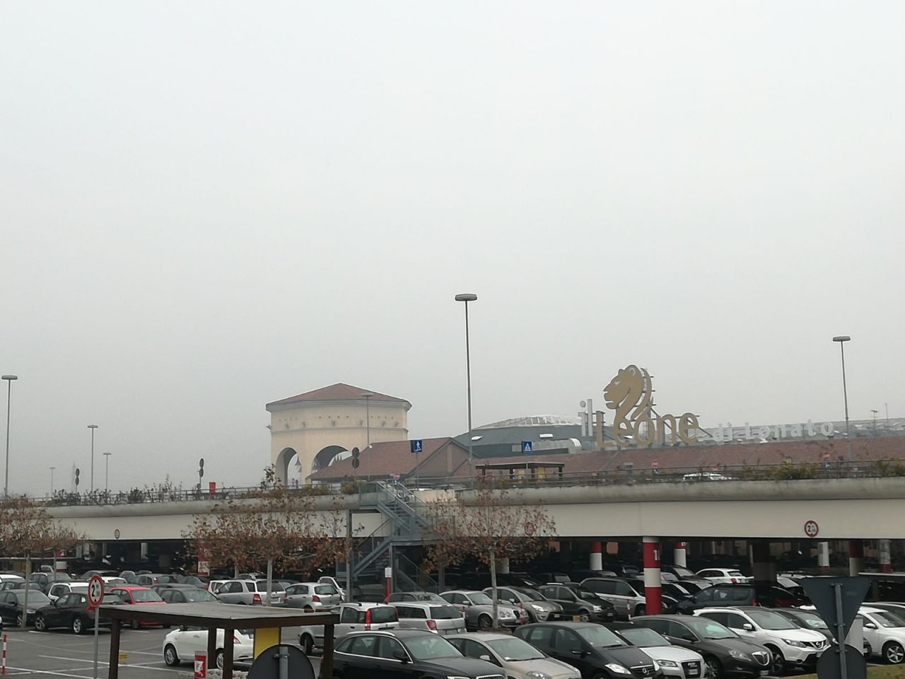 Leone aperto a Santo Stefano: parcheggi pieni e code