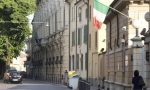 Vicini accusati e denunciati per i rifiuti sul balcone