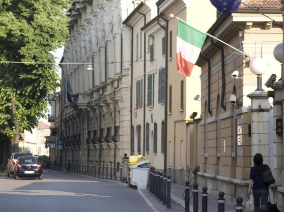 Vicini accusati e denunciati per i rifiuti sul balcone