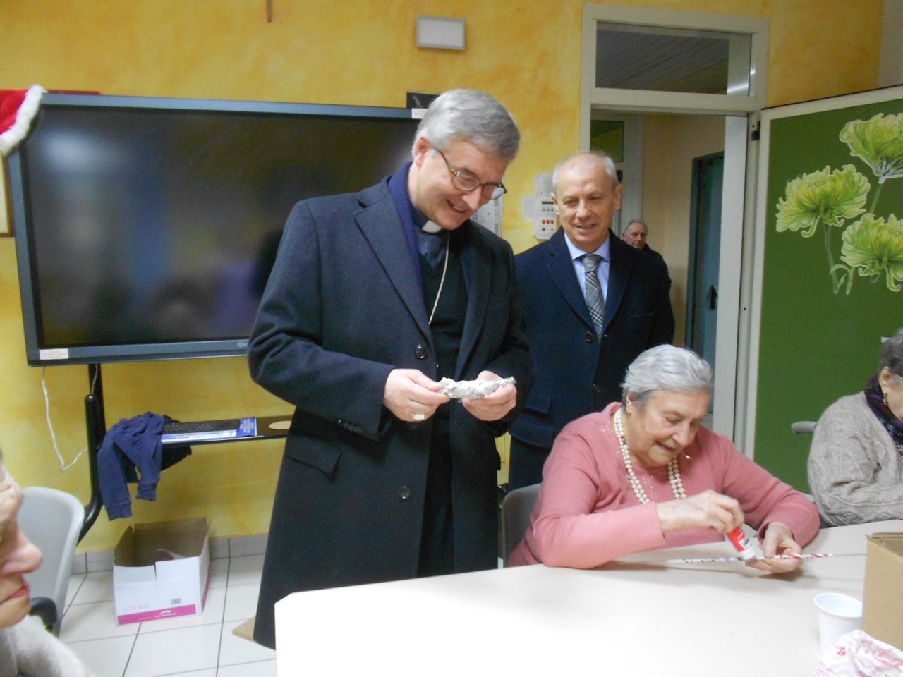 Visita a sorpresa del vescovo Tremolada alla casa di riposo