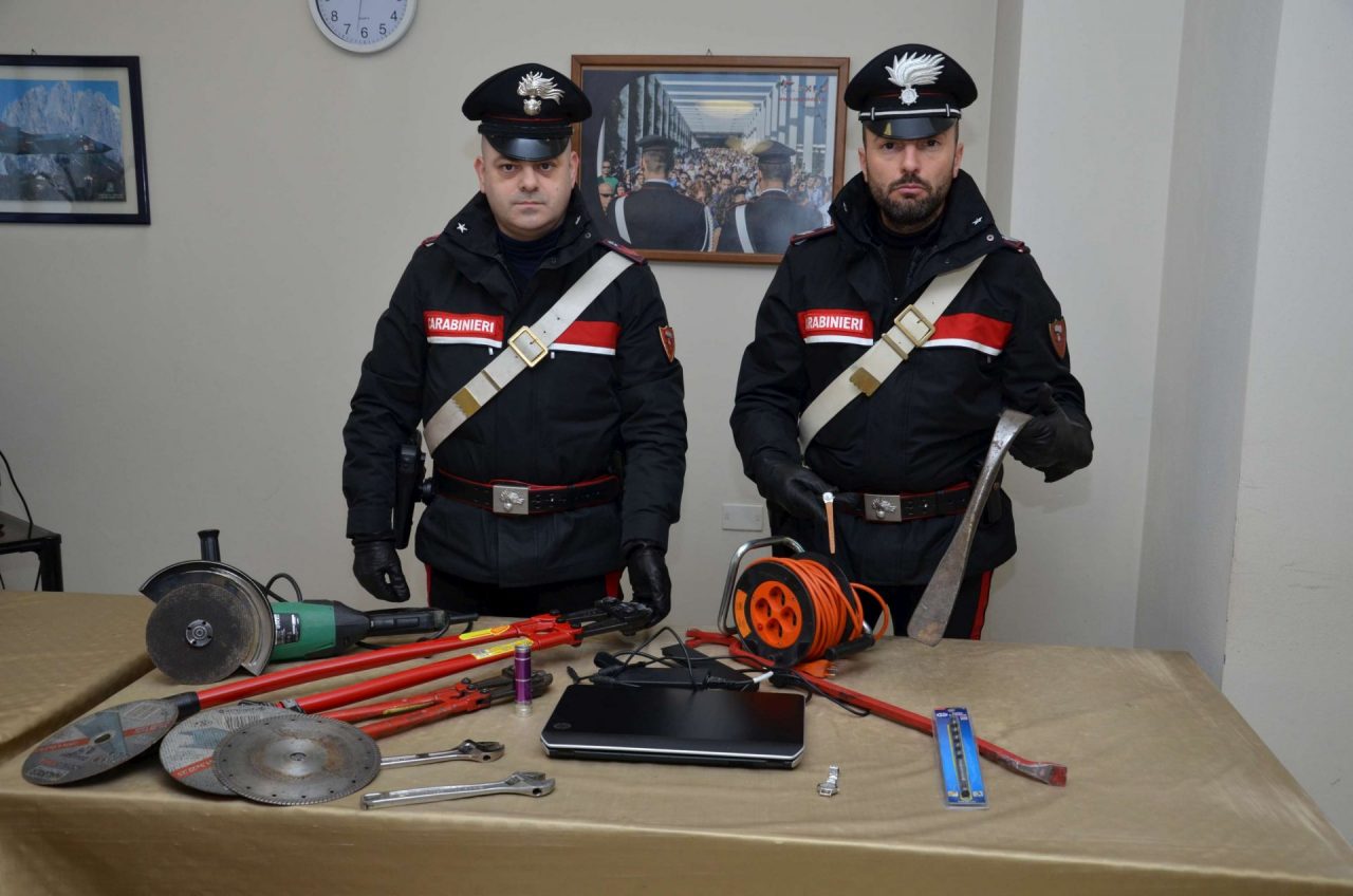 Ladri scappano dai Carabinieri e finiscono fuori strada
