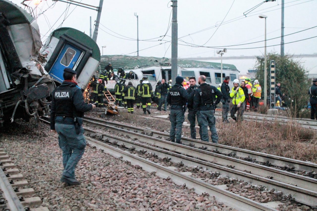 Deraglia un treno di pendolari a Pioltello. Ci sono due morti e diversi feriti