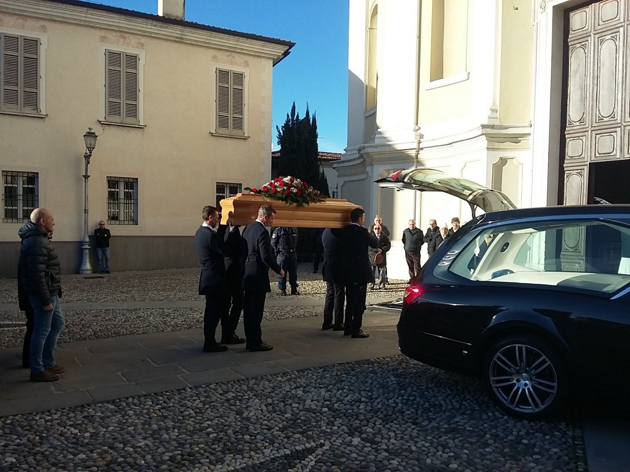 Morto ex consigliere Centinaia di persone al funerale