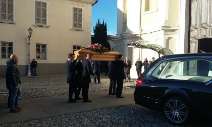 Morto ex consigliere Centinaia di persone al funerale
