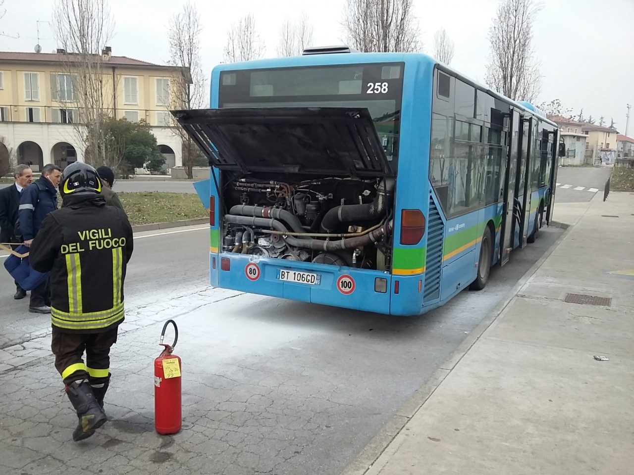 Fiamme dal pullman Paura in stazione a Chiari