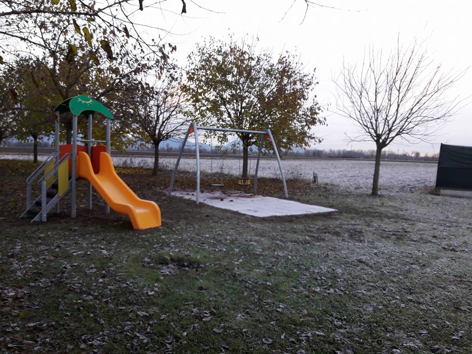 Nuovi giochi e divertimenti in un parco comunale